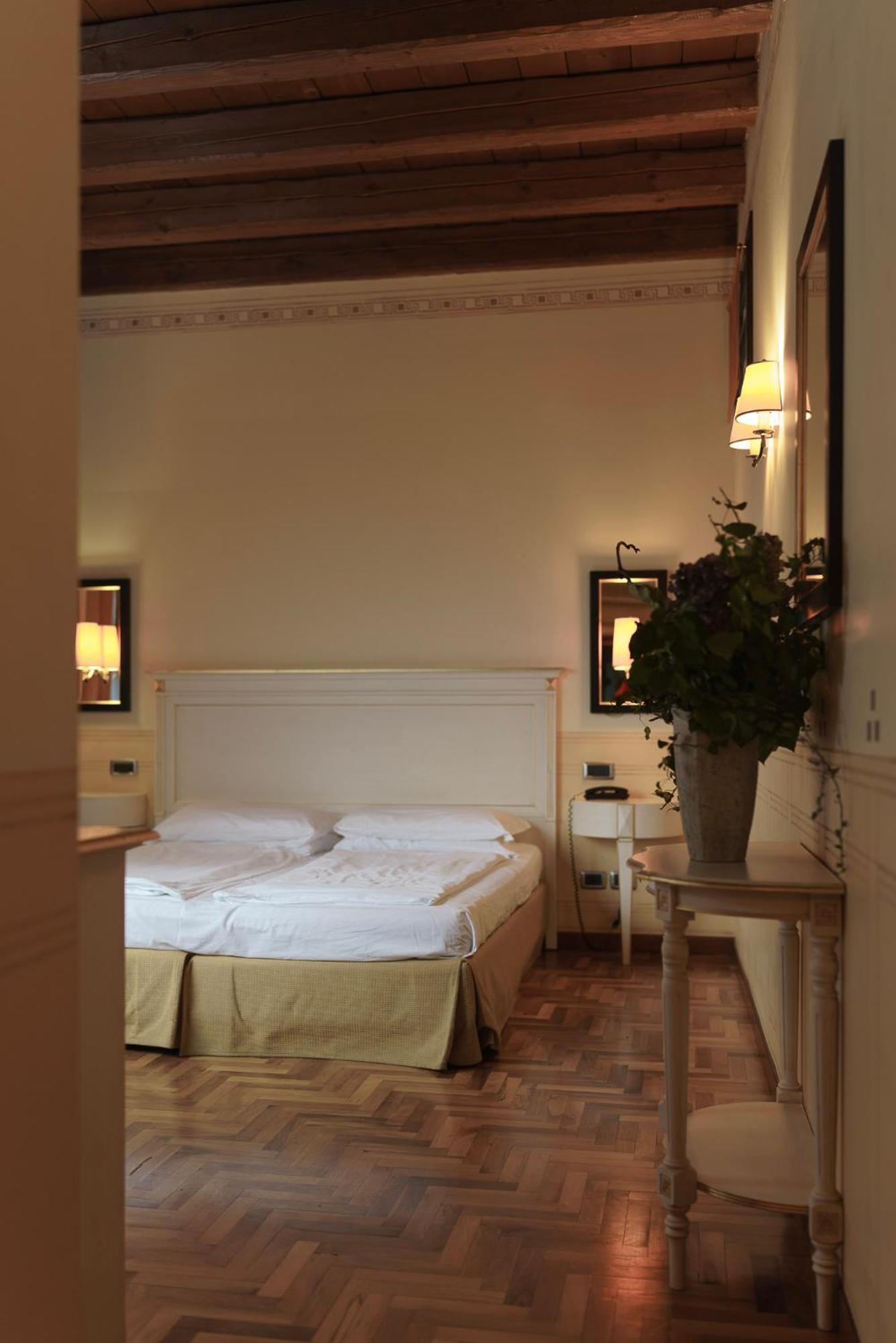 Hotel Villa Policreti Castello dʼAviano Esterno foto