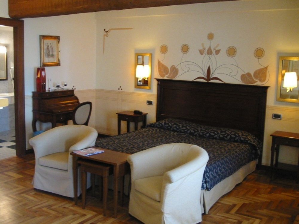 Hotel Villa Policreti Castello dʼAviano Esterno foto